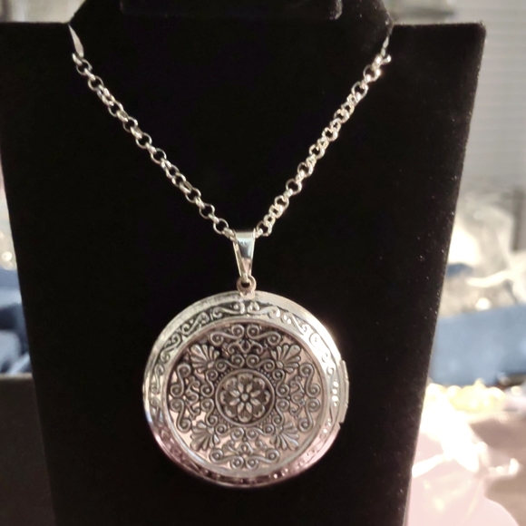 Jewelry - Locket with chain